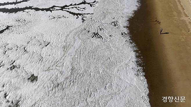 밤사이 서울 동북권 및 서북권 지역에 한파주의보가 발효된 8일 인천 강화군 동막해수욕장 바다가 얼어 있다. 강화 l 문재원 기자