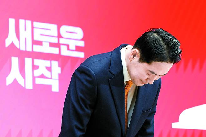Jang Dong-hyeok, leader of the People Power Party, greets reporters after announcing a party reform plan at the party’s headquarters in Yeouido, Seoul, on the morning of Jan. 7, 2026. [LIM HYUN-DONG]