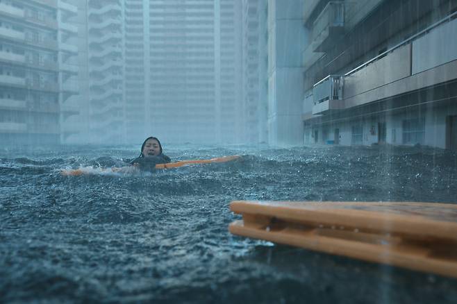 Still from Netflix's sci-fi disaster film "The Great Flood" (2025) [NETFLIX]