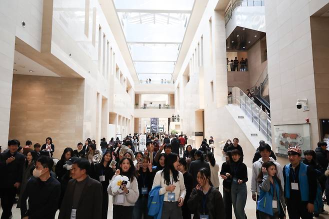 Visitors tour exhibition halls at the National Museum of Korea in Yongsan District, central Seoul, on Dec. 11, 2025. [YONHAP]