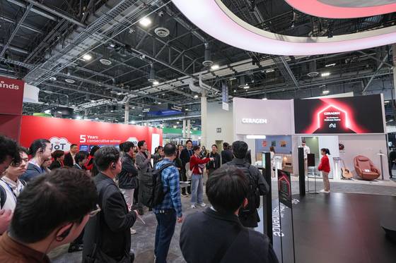 Visitors to CES 2026 tour Ceragem's booth on Jan. 7 in Las Vegas. [CERAGEM]