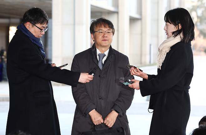 Kim Tae-hoon, the chief prosecutor of the Seoul Southern District Prosecutors’ Office and head of the joint prosecution-police investigative team probing the Unification Church and Shincheonji Church, speaks to reporters outside of the Seoul High Prosecutors’ Office in Seocho District, southern Seoul, on Jan. 8. [NEWS1]