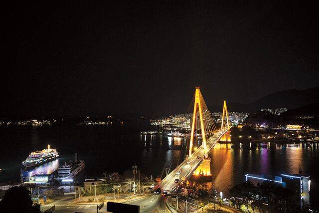 야경 명소인 돌산대교.