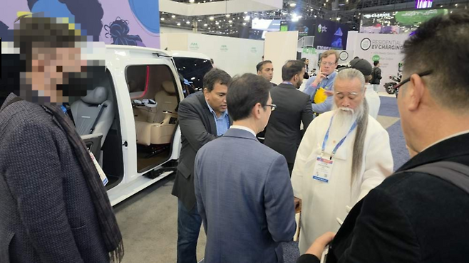 6일(현지시간) 미국 라스베이거스에서 개막한 세계 최대 전자 전시회 CES 2026 현장에 역술인 ‘천공’이 등장한 것으로 전해졌다. 사진은 천공으로 추정되는 인물이 관계자들과 이야기 하는 모습. [SNS]