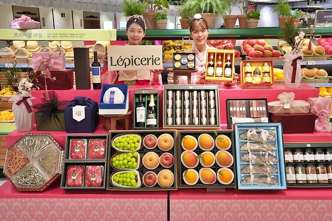 서울시 송파구 잠실동에 위치한 롯데백화점 잠실점 식품관에서 설 선물 세트를 홍보하는 모델들. 롯데백화점