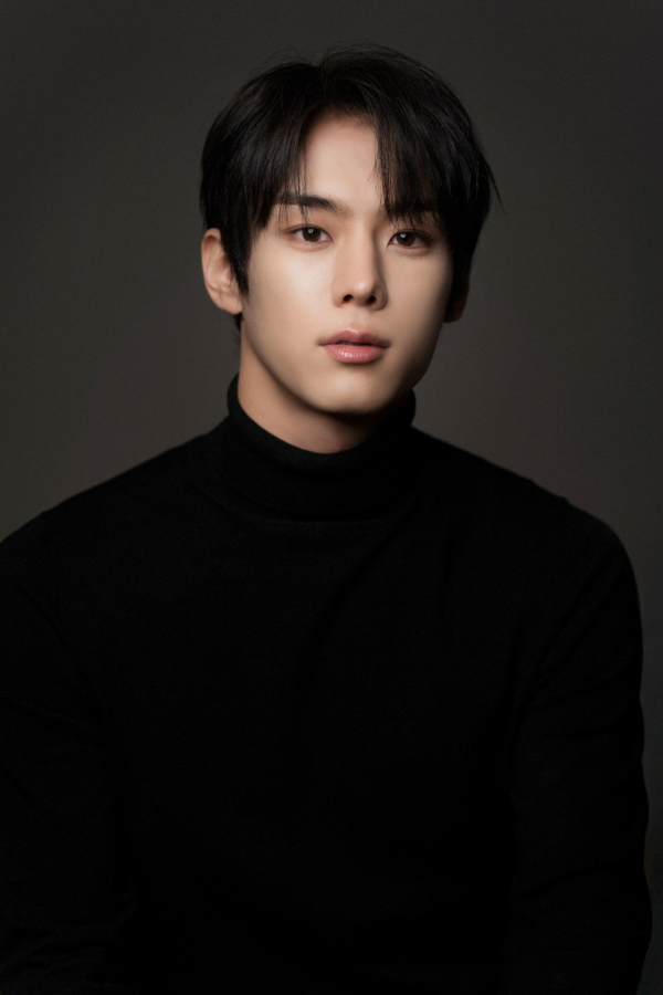 가수와 배우를 넘나들며 ‘만능 엔터테이너’로 활동하고 있는 윤서빈이 숏폼 드라마 ‘AAA 건전지입니다만’에 캐스팅됐다.