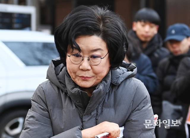 이혜훈 기획예산처 장관 후보자가 5일 오전 서울 중구 예금보험공사에 마련된 인사청문회 준비 사무실로 출근하며 박경석 전국장애인차별철폐연대(전장연) 상임공동대표와 대화를 마치고 건물로 들어가고 있다. 박윤슬 기자