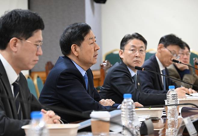 구윤철(왼쪽 두번째) 부총리 겸 재정경제부 장관이 8일 서울 중구 은행연합회에서 ‘시장상황점검회의’를 주재하고 있다. [재정경제부 제공]
