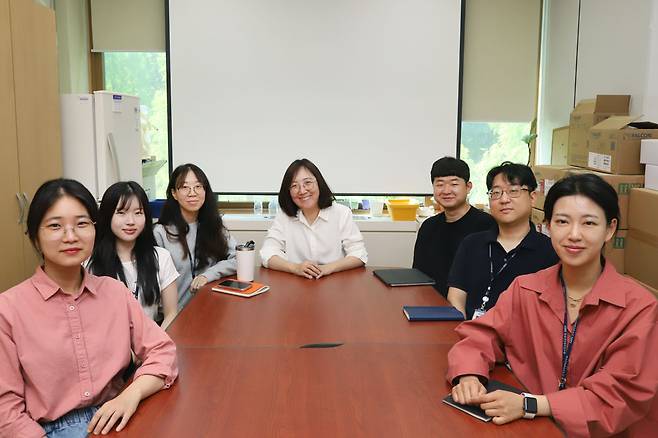 이번 연구를 수행한 이미옥(가운데) 한국생명공학연구원 박사 연구팀.[한국생명공학연구원 제공]
