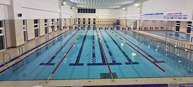 여수시 웅천동 국민체육센터 수영장.