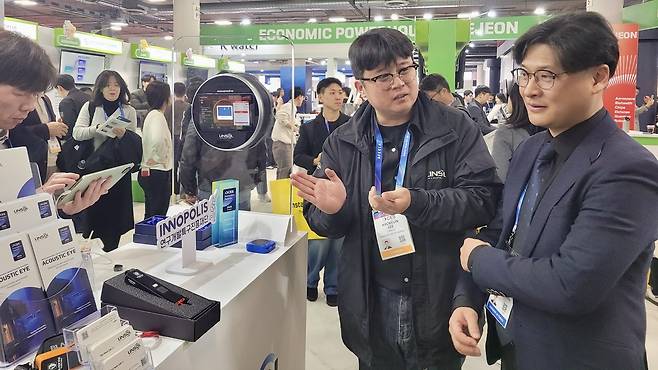CES 2026 혁신상을 수상한 ㈜린솔이 전시부스에서 기술 설명을 하고 있다.[연구개발특구진흥재단 제공]