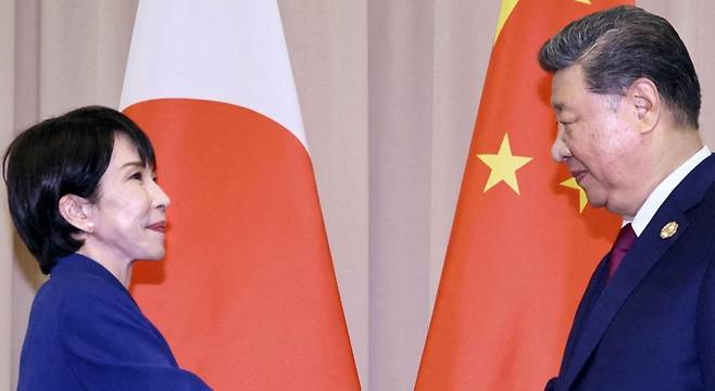 시진핑 중국 국가주석(오른쪽)과 다카이치 사나에 일본 총리가 지난해 11월 한국 경주에서 열린 아시아태평양경제공동체(APEC)를 계기로 정상회담을 진행하면서 서로 마주보고 있다. 양 정상은 당시 다소 경직된 내용의 회담을 이어갔다.[로이터]