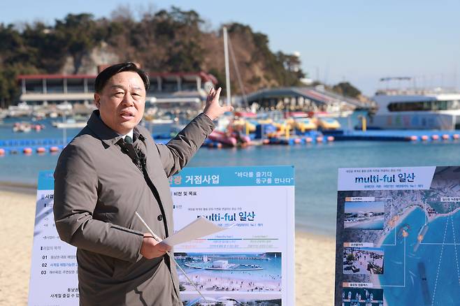 김종훈 울산 동구청장이 8일 해양수산부의 ‘해양레저관광 거점사업’ 선정으로 해양관광도시 조성사업을 하는 일산해수욕장에서 현장 업무보고를 하고 있다. [울산 동구청 제공]