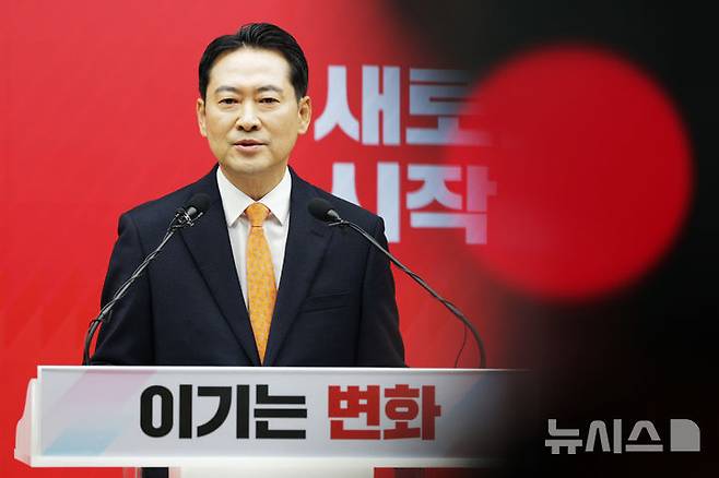 [서울=뉴시스] 고승민 기자 = 장동혁 국민의힘 대표가 7일 서울 여의도 당사에서 긴급 기자회견을 열고 당 쇄신안을 발표하고 있다. (공동취재) 2026.01.07. photo@newsis.com