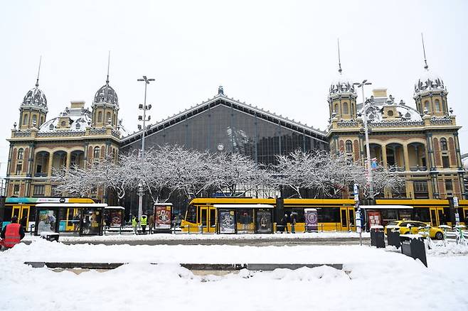 [부다페스트=AP/뉴시스] 7일(현지 시간) 헝가리 부다페스트 서부 뉴가티 기차역 인근에 눈이 쌓여있다. 2026.01.08.
