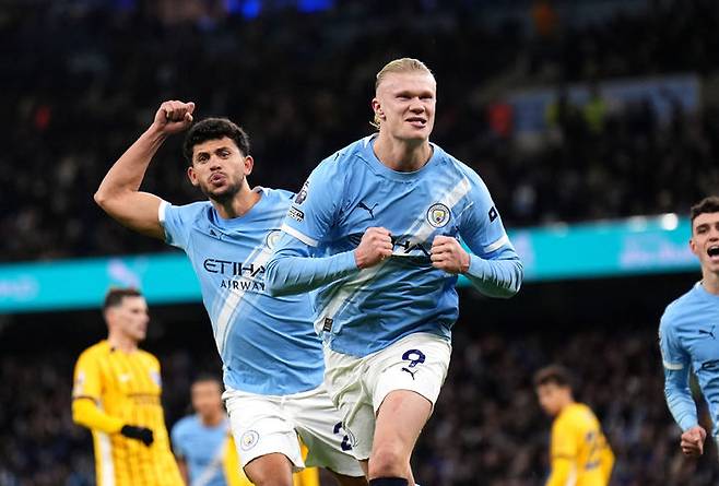 [맨체스터=AP/뉴시스] 맨체스터 시티의 엘링 홀란이 7일(현지 시간) 영국 맨체스터의 에티하드 스타디움에서 열린 2025-26 프리미어리그 21라운드 브라이턴 앤드 호브 앨비언과 경기 전반 41분 페널티킥 선제골을 넣은 뒤 세리머니하고 있다. 홀란은 맨시티 통산 150호, EPL 역대 3만5000번째 골의 주인공이 됐으며 맨시티는 1-1로 비겨 3경기 연속 무승부를 기록했다. 2026.01.08.