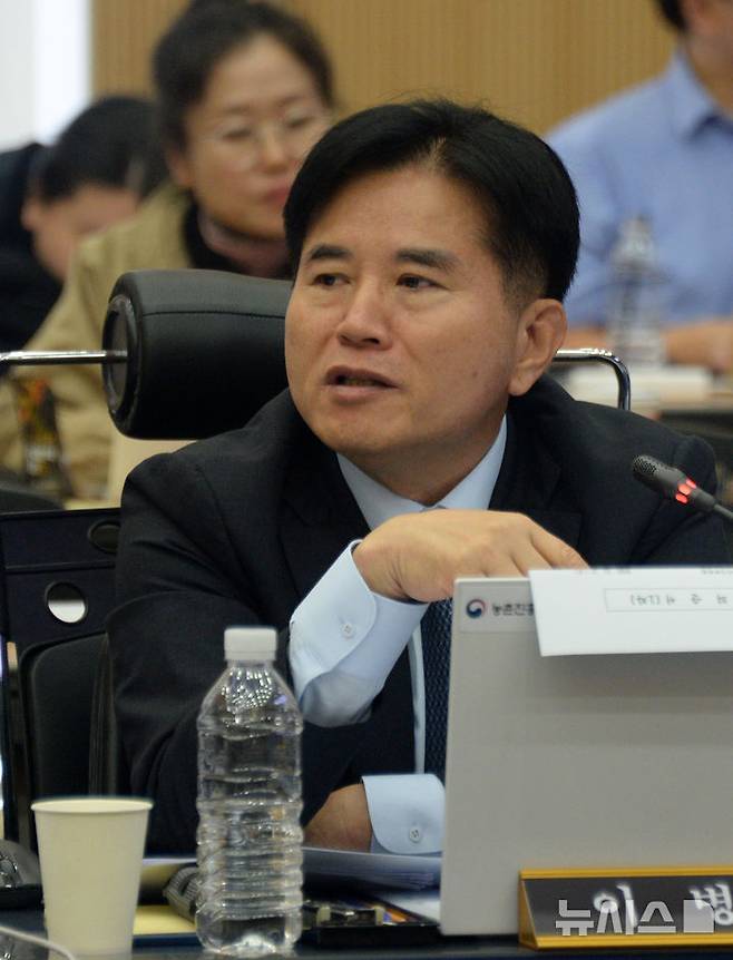 [전주=뉴시스] 김얼 기자 = 더불어민주당 이병진 국회의원이 지난해 10월 17일 전북 전주시 농촌진흥청에서 열린 '2025년도 농림축산식품해양수산위원회 국정감사'에 참석해 발언하고 있다. 2025.10.17. pmkeul@newsis.com