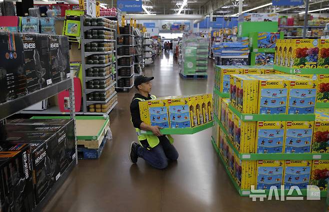 [라스베이거스=AP/뉴시스]  미국 네바다주 라스베이거스에 있는 월마트 매장에서 직원이 물건을 정리하고 있다. 자료사진. 2025.01.08