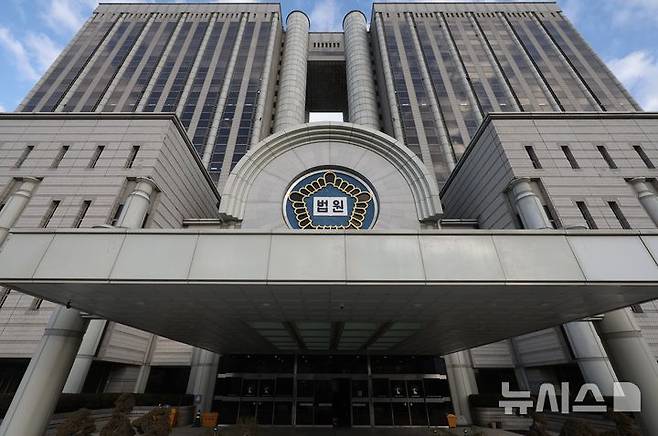 [서울=뉴시스] 김명년 기자 = 전국 각급 법원이 2주간 휴정기에 들어간 23일 오전 서울 서초구 서울중앙지방법원에 법원 로고가 보이고 있다. 2024.12.23. kmn@newsis.com