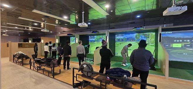 [대구=뉴시스]대구도시철도 2호선 용산역 복합테마파크 내에 개장한 스크린 파크골프장(사진=대구교통공사 제공) 2026.01.08 photo@newsis.com *재판매 및 DB 금지