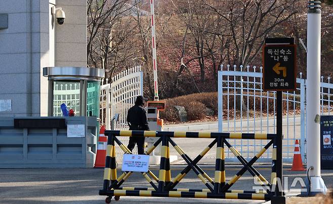 [과천=뉴시스] 이영환 기자 = 9일 오후 경기 과천시 국군방첩사령부가 보이고 있다.검찰 비상계엄 특별수사본부(본부장 박세현 서울고검장)는 이날 오전부터 국군방첩사령부 등에 대한 압수수색을 진행하고 있다. 방첩사령부는 지난 3일 윤석열 대통령의 비상계엄 선포 당시 국회와 선거관리위원회에 병력 및 요원을 파견한 것으로 알려졌다.  2024.12.09. 20hwan@newsis.com