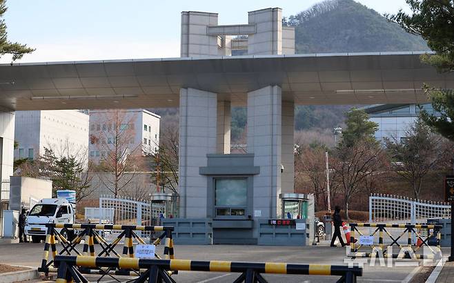 [과천=뉴시스] 이영환 기자 = 9일 오후 경기 과천시 국군방첩사령부가 보이고 있다.검찰 비상계엄 특별수사본부(본부장 박세현 서울고검장)는 이날 오전부터 국군방첩사령부 등에 대한 압수수색을 진행하고 있다. 방첩사령부는 지난 3일 윤석열 대통령의 비상계엄 선포 당시 국회와 선거관리위원회에 병력 및 요원을 파견한 것으로 알려졌다.  2024.12.09. 20hwan@newsis.com