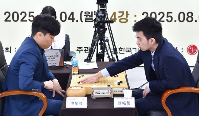 지난해 8월 6일 서울 성동구 한국기원에서 열린 LG배 기왕전 4강에서 격돌한 신민준 9단(사진 왼쪽) vs 중화타이베이 쉬하오훙 9단. 한국기원 제공