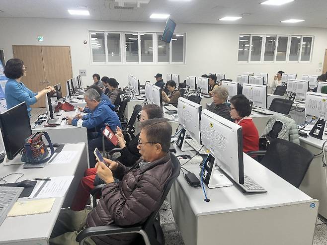세대공감 스마트폰 소통 강좌 진행 사진. 광주 남구 제공