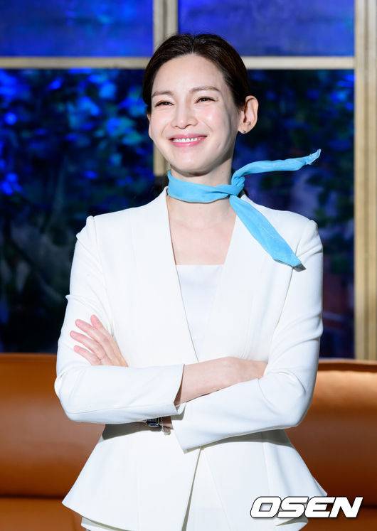 [OSEN=이대선 기자] 6일 오후 서울 대학로 스타릿홀에서 연극 '스페셜 보잉보잉' 프레스콜이 열렸다.'스페셜 보잉보잉’은 애인 셋의 비행 스케줄을 철저히 관리하며 몰래 데이트를 즐기던 조지섭에게 어느 날 악천후로 비행기가 결항되면서 세 명의 애인이 모두 집으로 찾아와 벌어지는 해프닝을 그린 코미디물로 내년 2월 1일까지 공연된다.배우 정가은이 연기를 펼치고 있다. 2025.11.06 /sunday@osen.co.kr