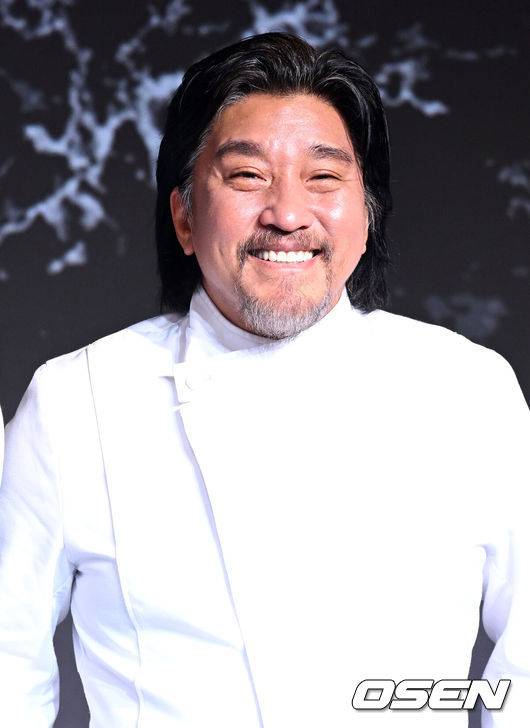 [OSEN=이대선 기자] 7일 오전 서울 호텔 나루 서울 엠갤러리에서 넷플릭스 '흑백요리사: 요리 계급 전쟁' TOP8 기자와의 ‘맛’남 행사가 열렸다.'흑백요리사'는 한국을 비롯해&nbsp;전 세계&nbsp;28개국 TOP 10에 오르며 지난달 17일 공개 이후 2주 연속 넷플릭스 글로벌 TOP 10 TV(비영어) 부문 1위를 기록했다.에드워드 리가 포토타임을 가지고 있다. 2024.10.07 /sunday@osen.co.kr