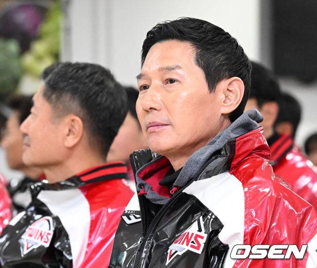 [OSEN=잠실, 이대선 기자] 6일 오후 서울 잠실야구장에서 LG 트윈스 2026년 선수단 신년인사회가 열렸다.LG 트윈스는 염경엽 감독이 이끄는 1군 코치진은 김정준 수석코치, 김용일 수석트레이너, 모창민-김재율 타격코치, 김광삼-장진용 투수코치, 김일경 수비코치, 정수성 작전코치, 송지만 주루 및 외야수비코치 등 기존 인원이 대부분 유임됐으며 2026시즌 2연패 도전을 함께할 코칭스태프 구성을 완료했다.LG 염경엽 감독이 행사에 참석하고 있다. 2026.01.06 /sunday@osen.co.kr