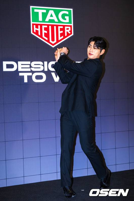 [OSEN=박준형 기자] 5일 오후 서울 강남구 웨스틴 서울 파르나스에서 시계 브랜드 태그호이어 포토월 행사가 진행됐다.이날행사에는 샌프란시스코 이정후와 개그맨 이용주가 참석했다. 이정후가 포즈를 취하고 있다.  2026.01.05 / soul1014@osen.co.kr