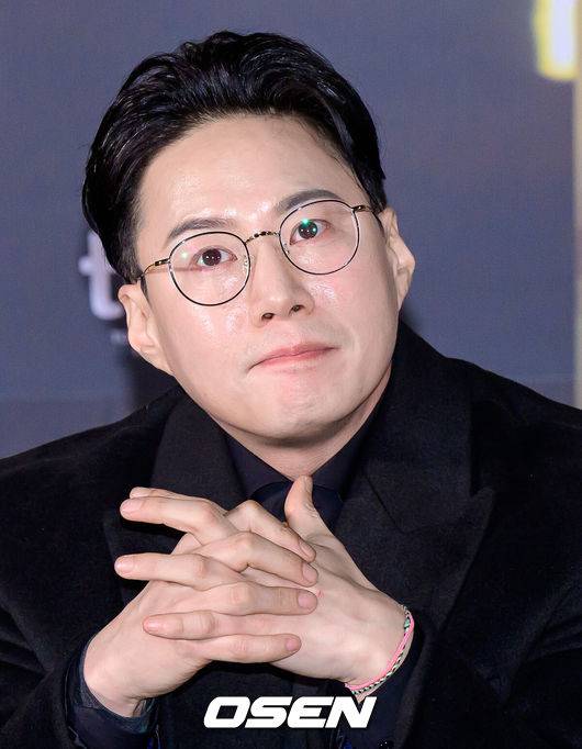 [OSEN=지형준 기자] 8일 오후 서울 잠실 롯데시네마 월드타워에서 영화 '프로젝트Y' 언론시사회 및 기자간담회가 열렸다.1월 21일에 개봉하는 '프로젝트 Y'는 화려한 도시 그 한가운데에서 다른 내일을 꿈꾸며 살아가던 미선과 도경이 인생의 벼랑 끝에서 검은 돈과 금괴를 훔치면서 벌어지는 이야기를 그린 작품.이환 감독이 간담회를 하고 있다. 2026.01.08 /jpnews@osen.co.kr