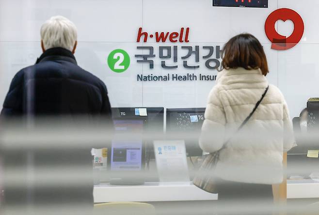 지난 5일 서울시내 국민건강보험공단 민원실에서 시민들이 상담을 받고 있다. 뉴시스
