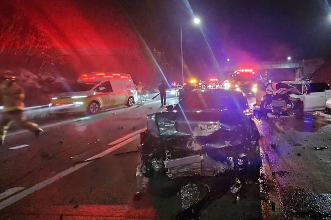 지난 4일 오전 1시23분쯤 전북 고창군 고수면 우평리 서해안 고속도로 상행선 73㎞ 지점에서 교통사고 수습 도중 2차 사고가 발생하자 119 구조대원들이 분주히 움직이고 있다. 전북도소방본부 제공