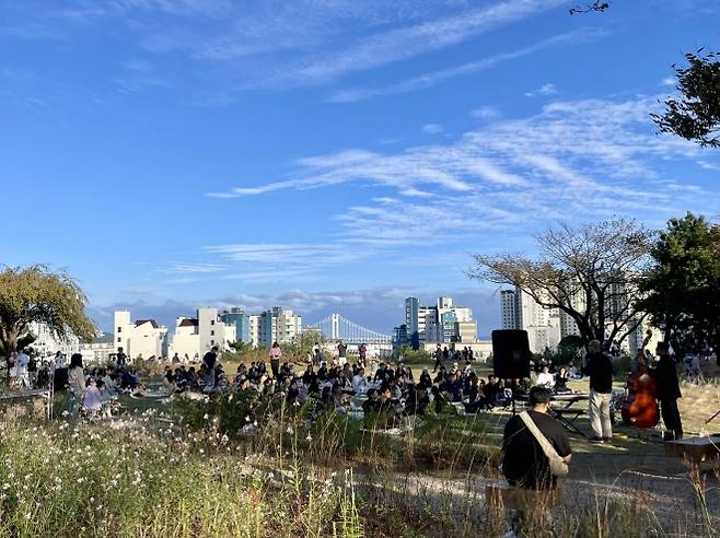 옛 부산시장 관사인 도모헌에서 야외 재즈 공연이 펼쳐지고 있다. 부산시 제공
