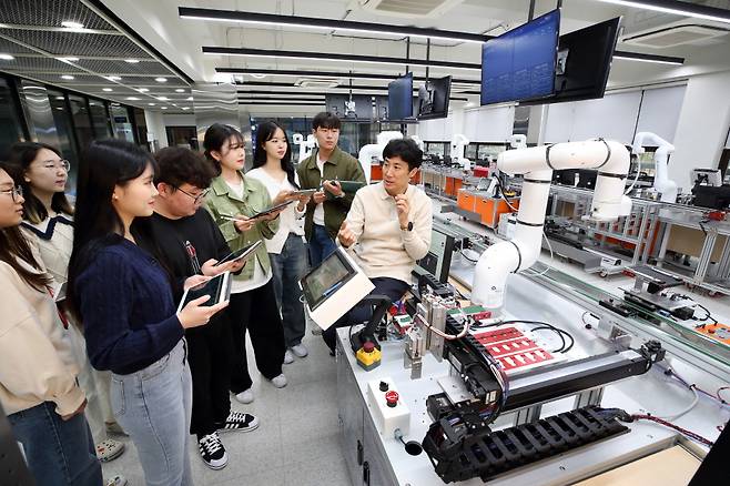 로봇기반 자동화 및 자율 시스템 실험실(KAROL)에서 학생들이 실습을 하고 있다. ⓒ계명대학교 제공