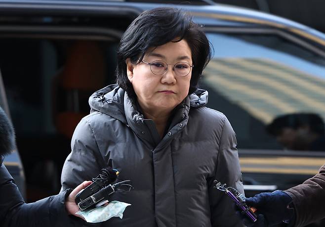 이혜훈 기획예산처 장관 후보자가 8일 서울 중구 예금보험공사에 마련된 인사청문회 준비 사무실로 출근하며 취재진의 질문을 듣고 있다. ⓒ연합뉴스
