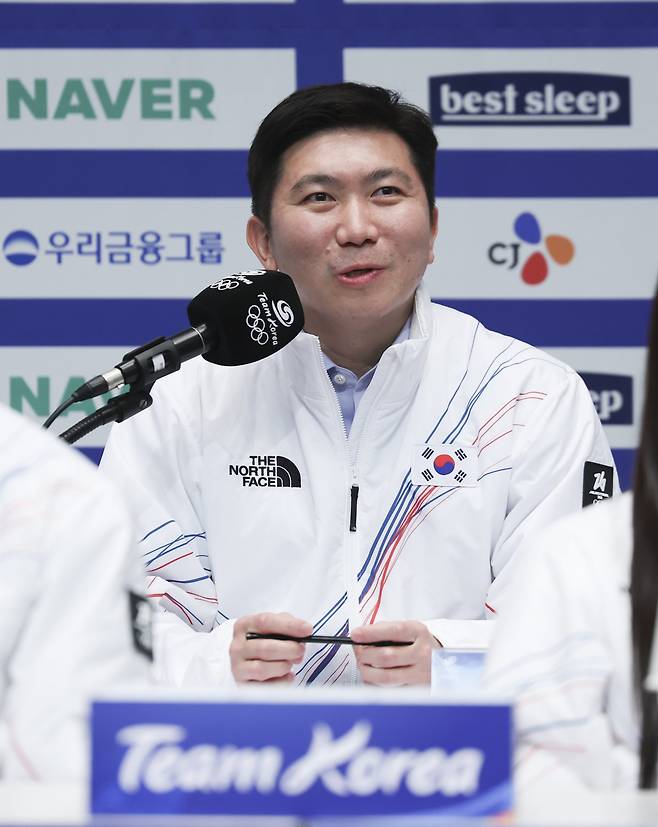 한국 탁구 레전드인 유승민 대한체육회장과&nbsp;김택수 진천선수촌장이 밀라노·코르티나담페초동계올림픽에 출전하는 선수들을 향해 응원의 메시지를 보냈다. 유승민 회장이 7일 진천선수촌에서 열린 미디어데이에서 환하게 웃고 있다. 뉴시스