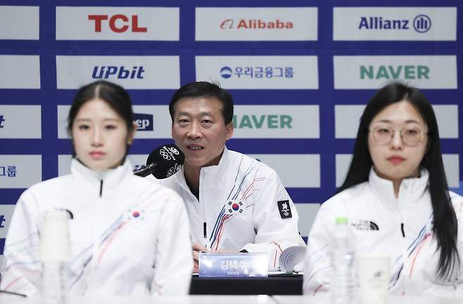 한국 탁구 레전드인 유승민 대한체육회장과&nbsp;김택수 진천선수촌장(가운데)이 밀라노·코르티나담페초동계올림픽에 출전하는 선수들을 향해 응원의 메시지를 보냈다.&nbsp;유승민 회장이 7일 진천선수촌에서 열린 미디어데이에서 환하게 웃고 있다. 뉴시스