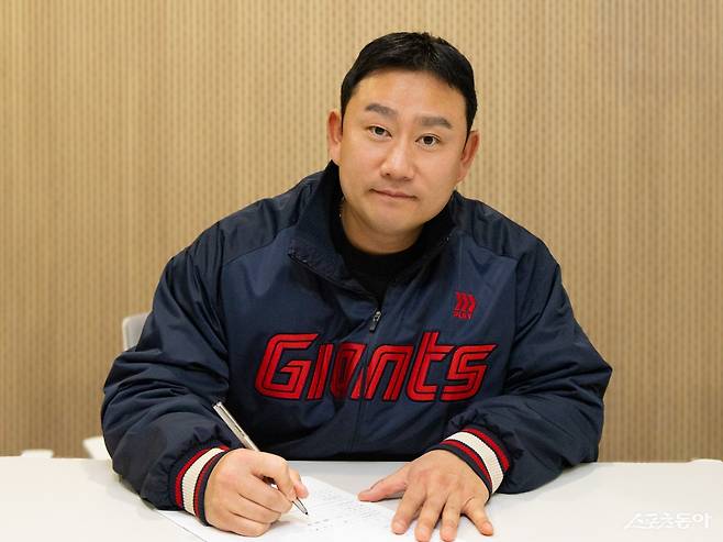 김상수가 8일 사직구장에서 롯데와 FA 계약서에 서명하고 있다. 사진제공｜롯데 자이언츠