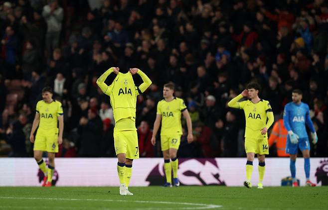 토트넘 선수들이 8일 본머스전에 패한 뒤 아쉬워하고 있다. 로이터연합뉴스