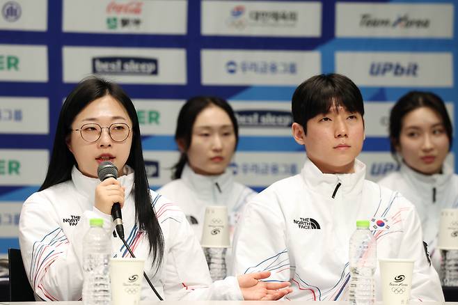 7일 충북 진천선수촌에서 열린 2026 밀라노·코르티나 동계올림픽대회 D-30 미디어데이에서 컬링 믹스더블 김선영이 취재진의 질문에 답하고 있다. 2026.1.7 연합뉴스