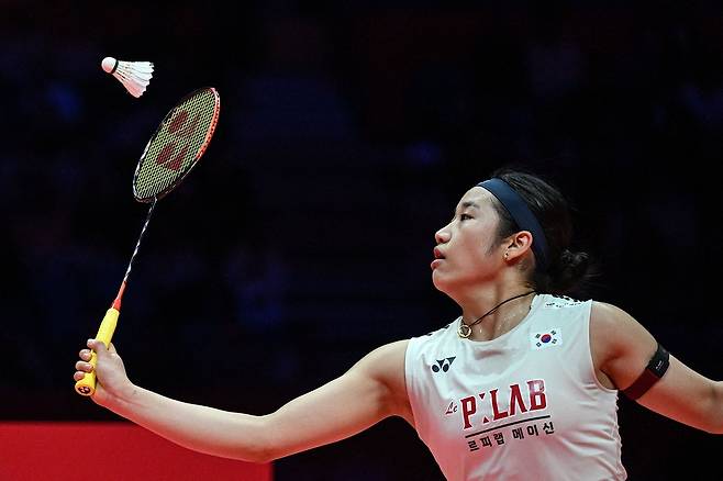 배드민턴 안세영이 지난달 월드투어 파이널스 결승에서 상대 공격을 받아내고 있다. AFP연합뉴스