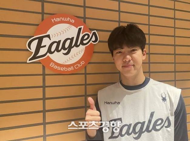 한화 황준서가 대전 한화생명볼파크에서 인터뷰한 뒤 포즈를 취하고 있다. 이정호기자