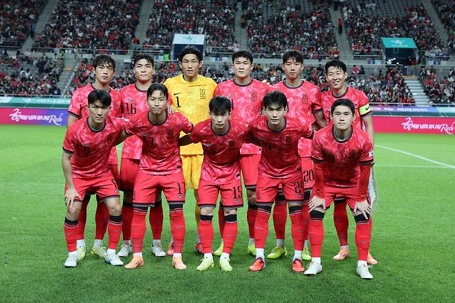 지난해 10월 14일 서울 마포구 서울월드컵경기장에서 열린 한국과 파라과이 축구 대표팀의 친선경기. 한국 선수들이 팀 사진을 촬영하고 있다. 연합뉴스