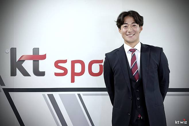 ▲ KT 위즈가 아시아쿼터 외국인 선수로 영입한 일본 독립리그 출신 투수 스기모토 코우키 ⓒKT 위즈