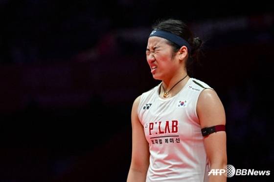지난해 12월 21일 월드투어 파이널스 결승에서 허벅지 통증으로 고통스러워 하고 있는 안세영. /AFPBBNews=뉴스1