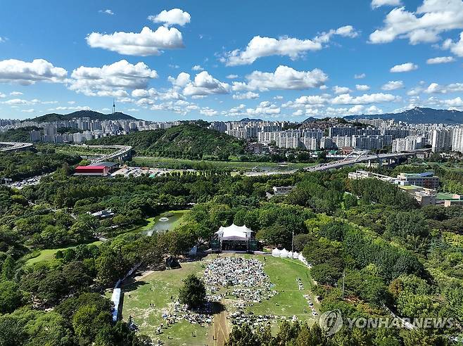 흐린 날씨 잊은 일요일 서울 (서울=연합뉴스) 류영석 기자 = 맑은 날씨를 보이는 21일 서울 성동구 서울숲에서 열린 서울숲재즈페스티벌을 찾은 시민들이 돗자리에 앉아 공연을 감상하고 있다. 2025.9.21 ondol@yna.co.kr