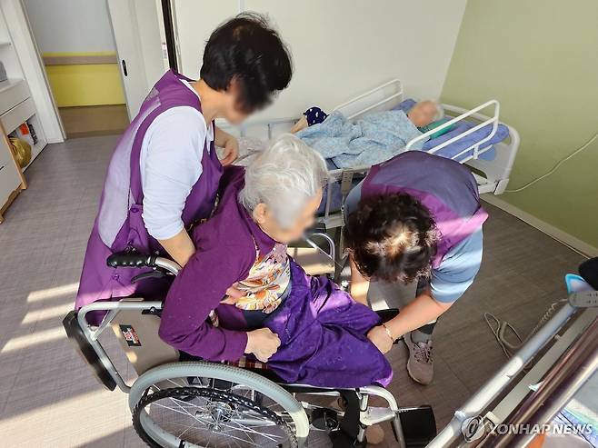 경기 양주시 한 재활요양원의 요양보호사들 [연합뉴스 자료사진]